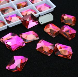 Fuchsia színű tört rombusz alakú kristály