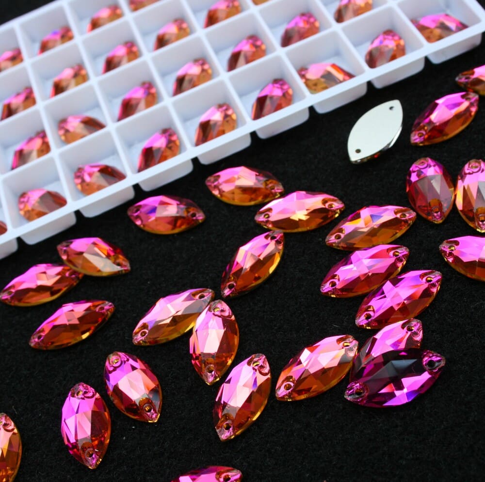 Fuchsia színű zabszem alakú kristály