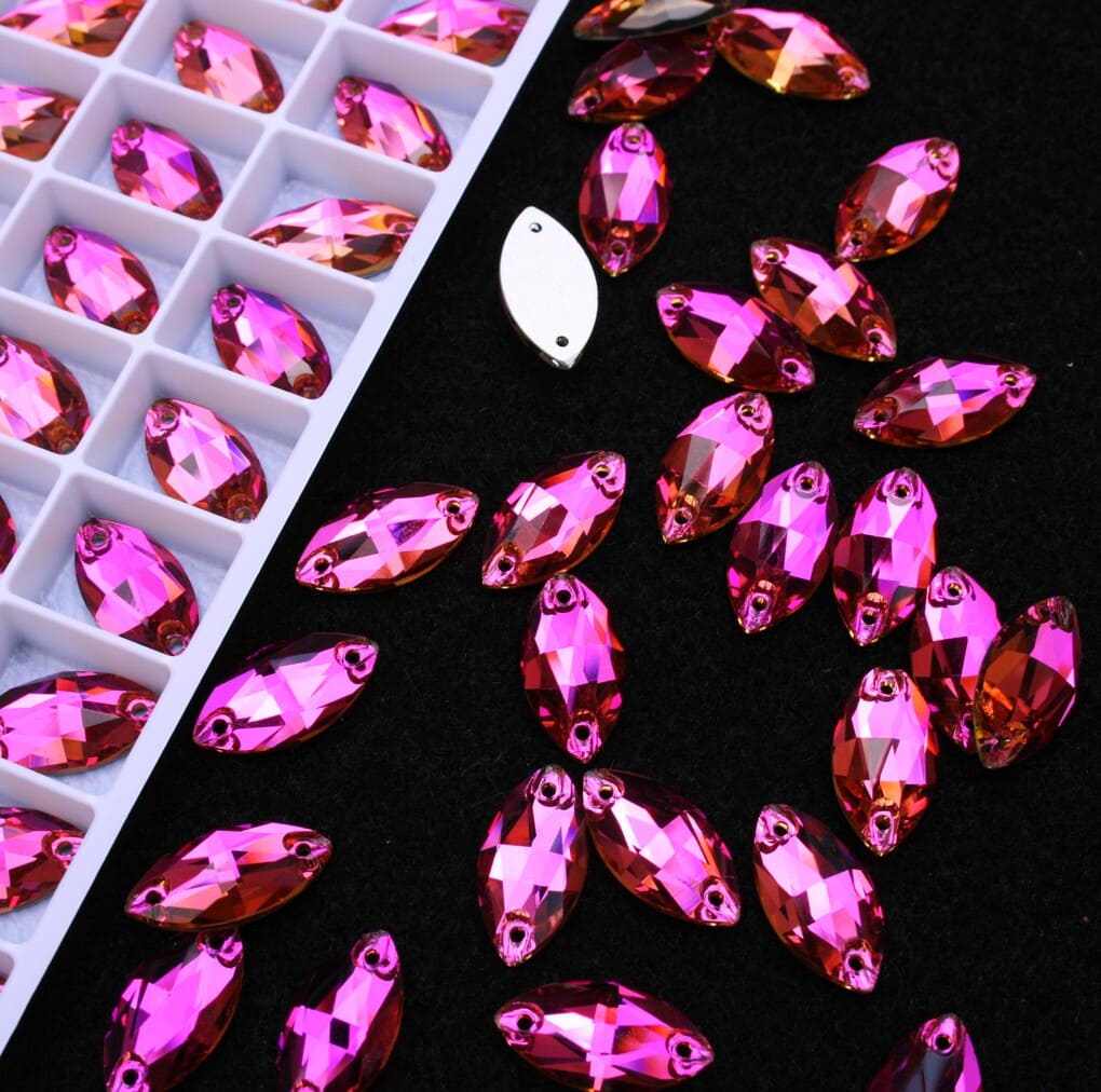 Fuchsia színű zabszem alakú kristály