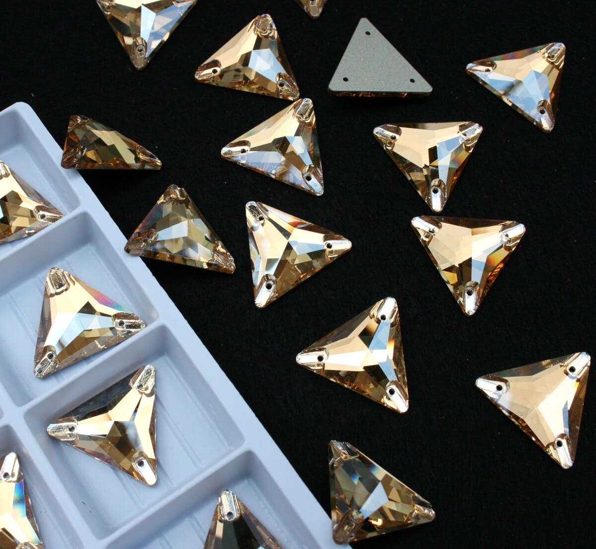 Gold Shadow színű háromszög alakú kristály