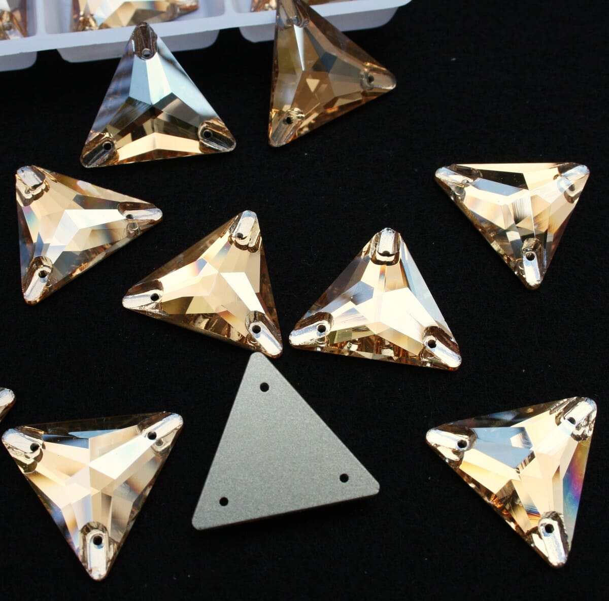 Gold Shadow színű háromszög alakú kristály