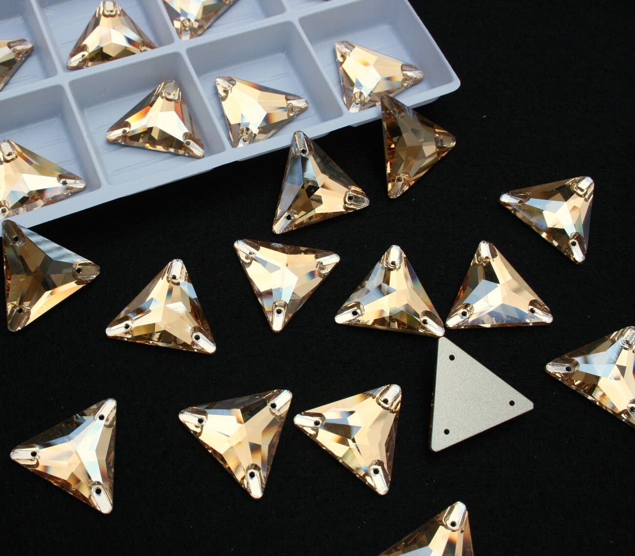 Gold Shadow színű háromszög alakú kristály