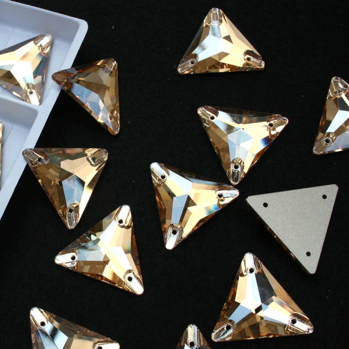 Gold Shadow színű háromszög alakú kristály