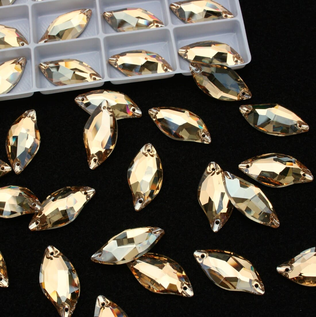 Gold Shadow színű levél alakú kristály