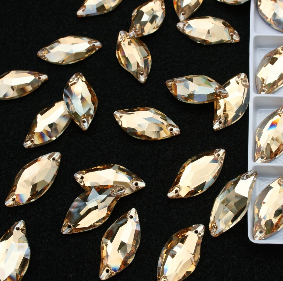 Gold Shadow színű levél alakú kristály