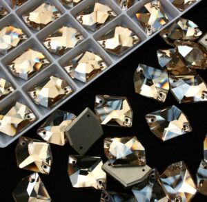 Gold Shadow színű tört rombusz alakú kristály