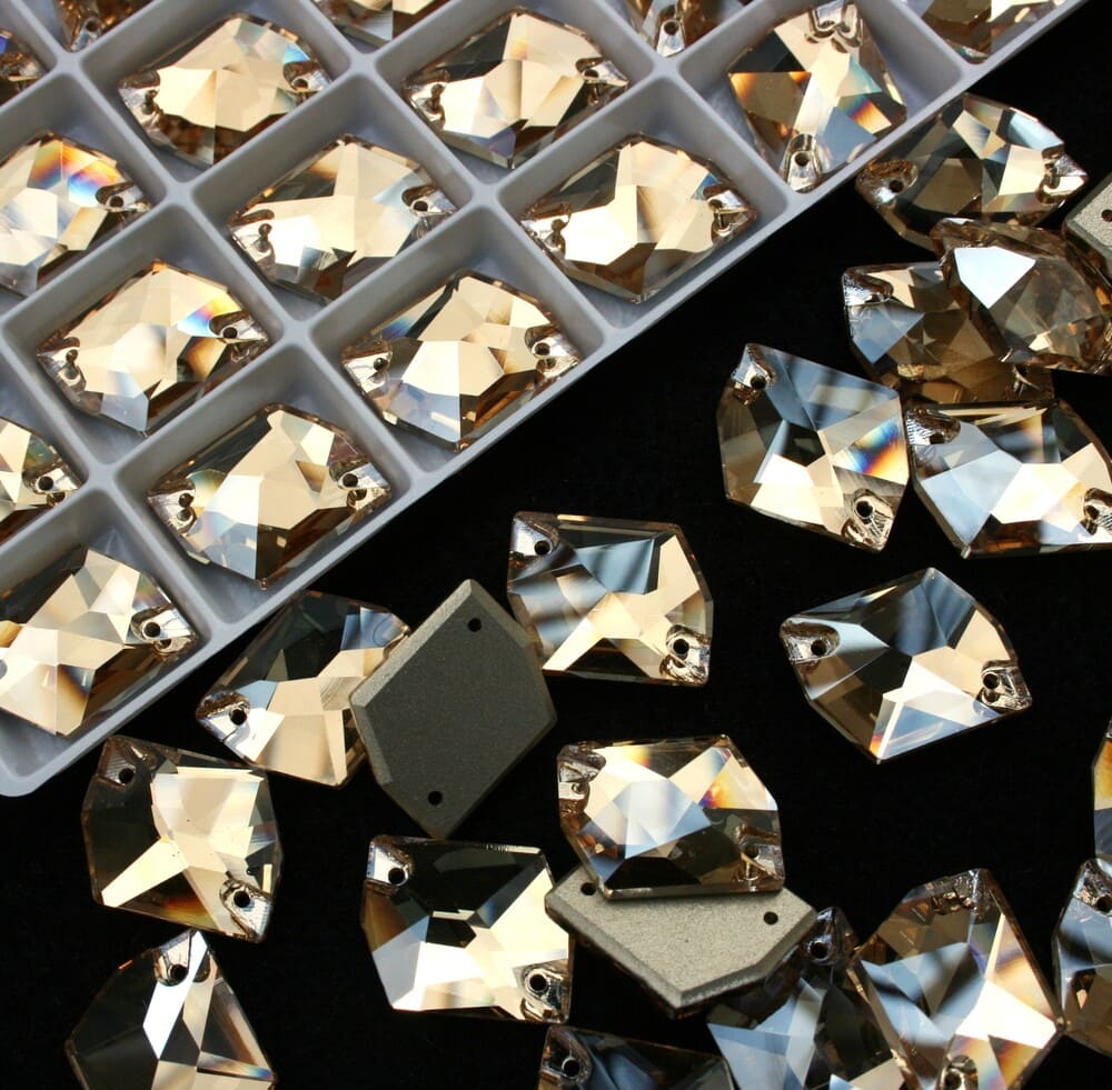 Gold Shadow színű tört rombusz alakú kristály