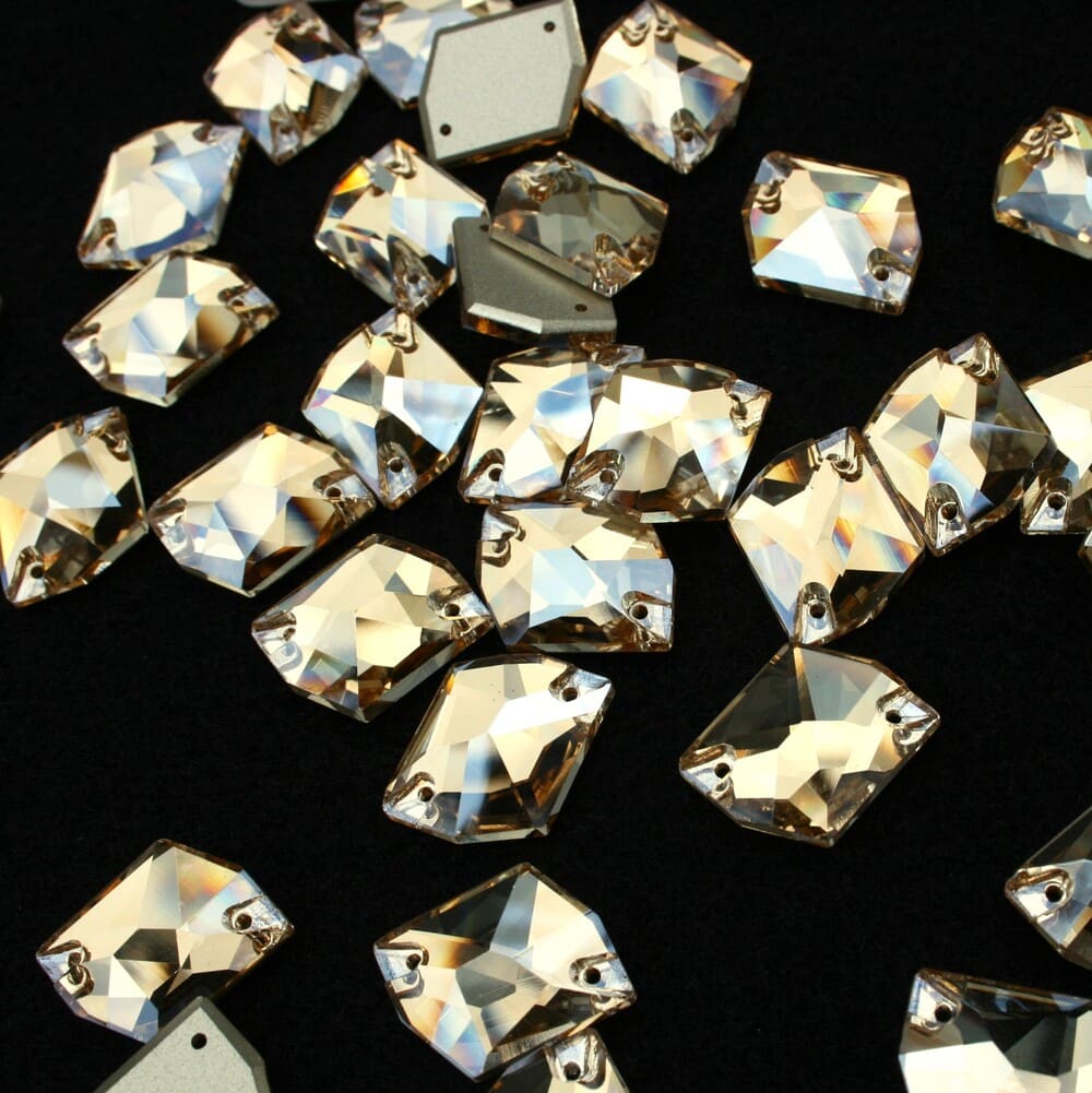 Gold Shadow színű tört rombusz alakú kristály