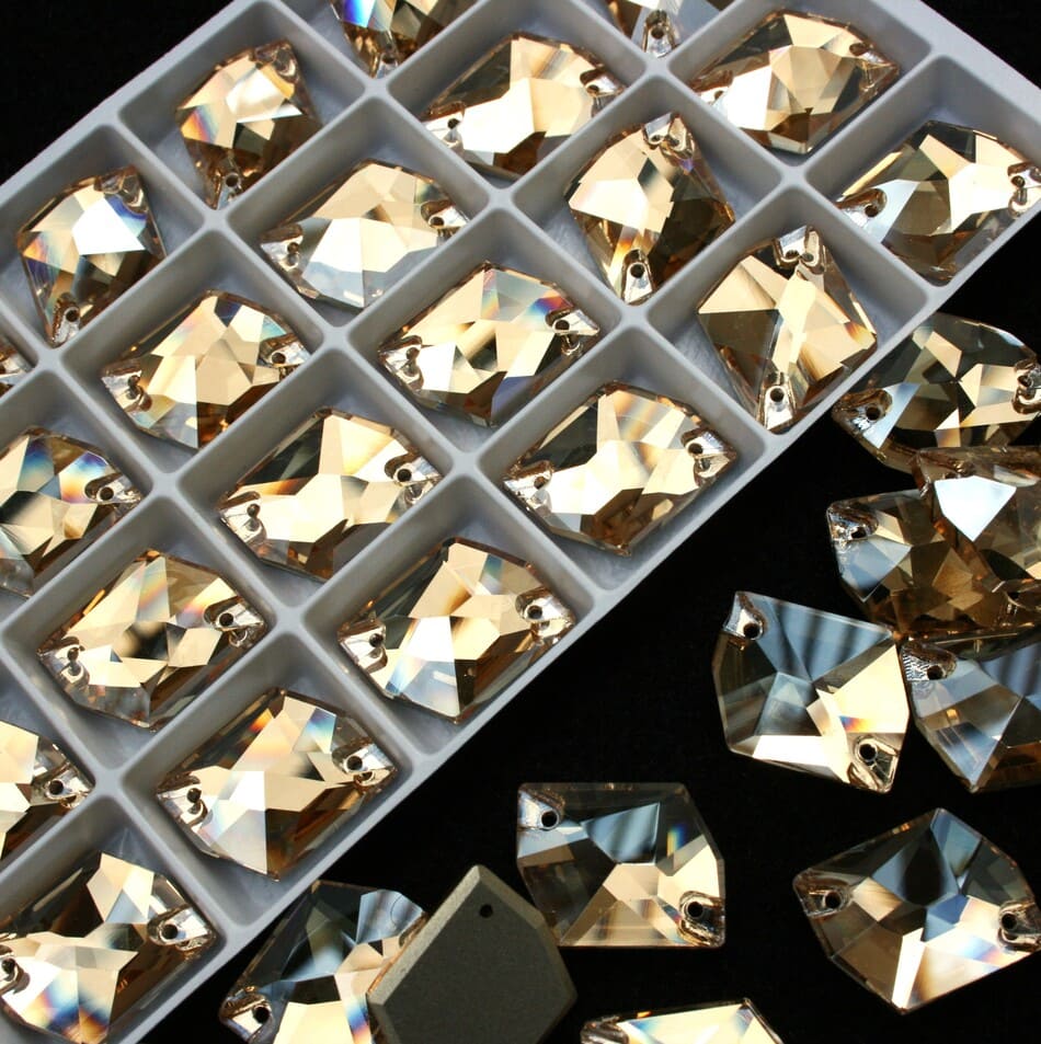 Gold Shadow színű tört rombusz alakú kristály