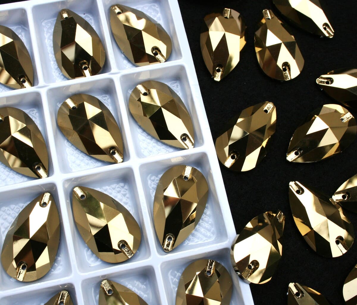 Gold színű csepp alakú kristály