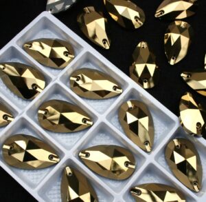 Gold színű csepp alakú kristály