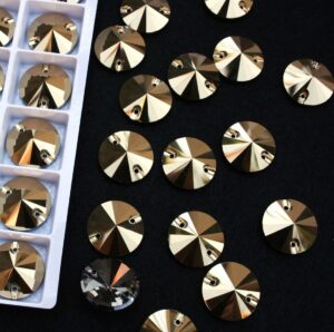 Gold színű kör alakú kristály