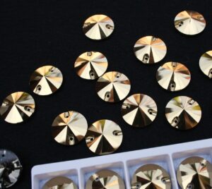 Gold színű kör alakú kristály