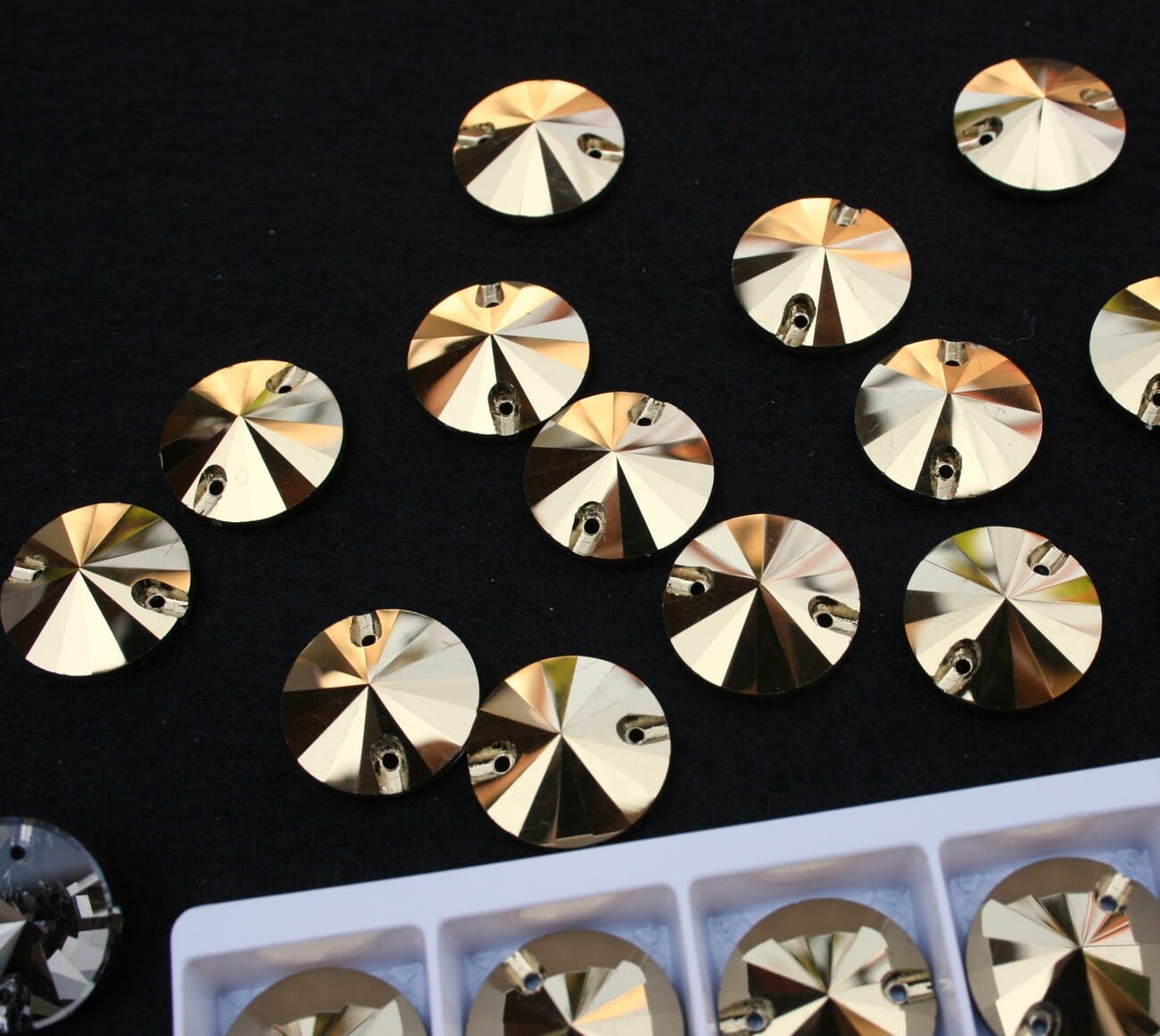 Gold színű kör alakú kristály