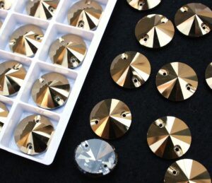 Gold színű kör alakú kristály