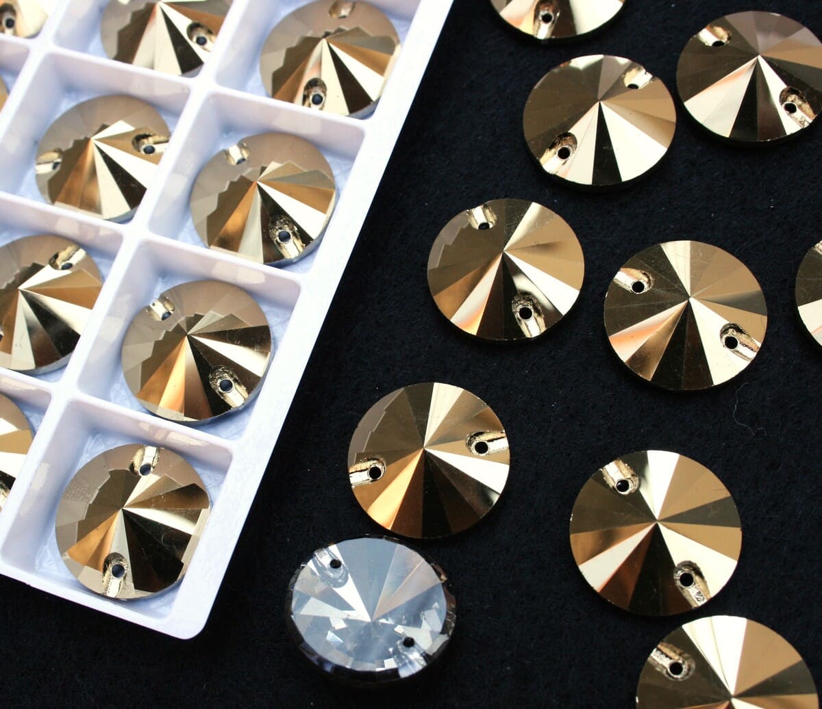 Gold színű kör alakú kristály