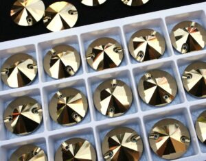 Gold színű kör alakú kristály