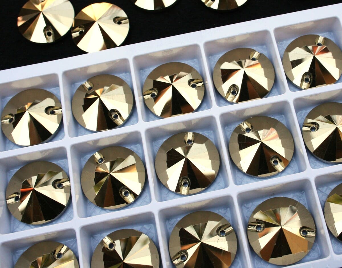 Gold színű kör alakú kristály