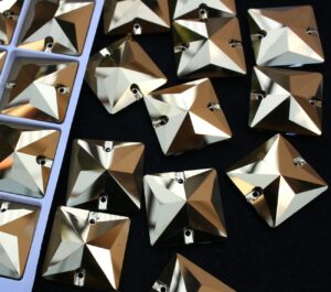 Gold színű négyzet alakú kristály