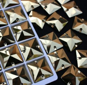 Gold színű négyzet alakú kristály