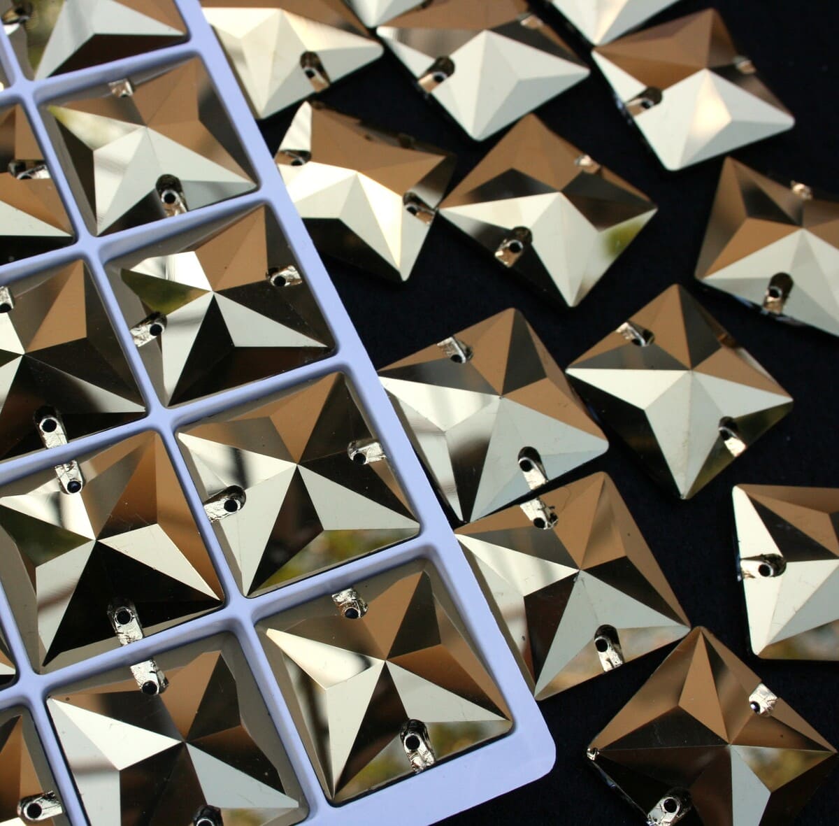 Gold színű négyzet alakú kristály