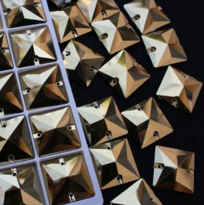 Gold színű négyzet alakú kristály