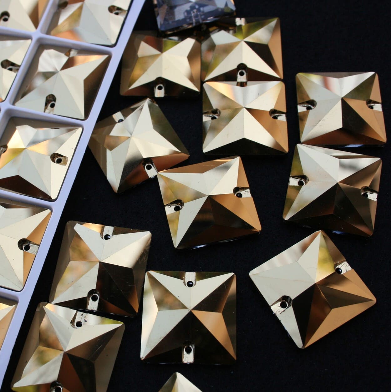 Gold színű négyzet alakú kristály