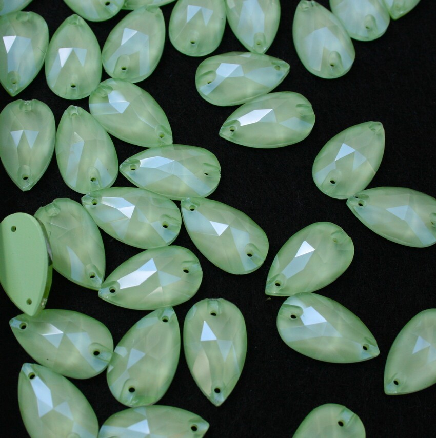 Light Peridot Opal színű csepp alakú kristály