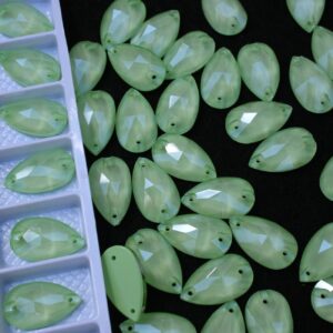 Light Peridot Opal színű csepp alakú kristály