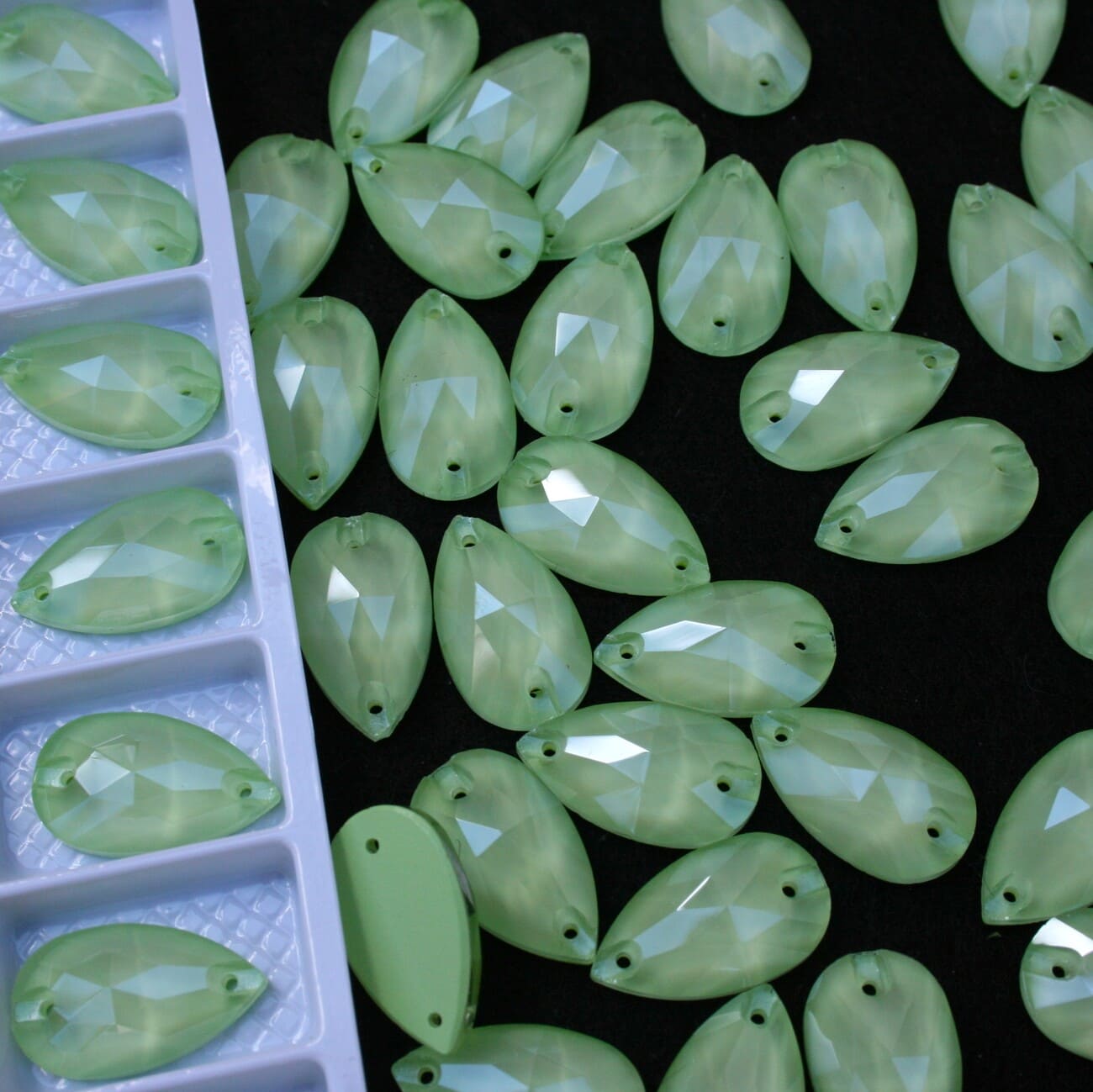 Light Peridot Opal színű csepp alakú kristály