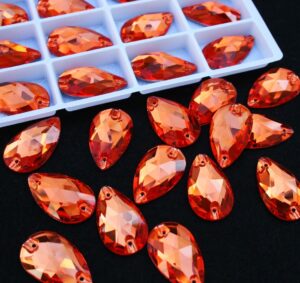 Hyacinth színű csepp alakú kristály