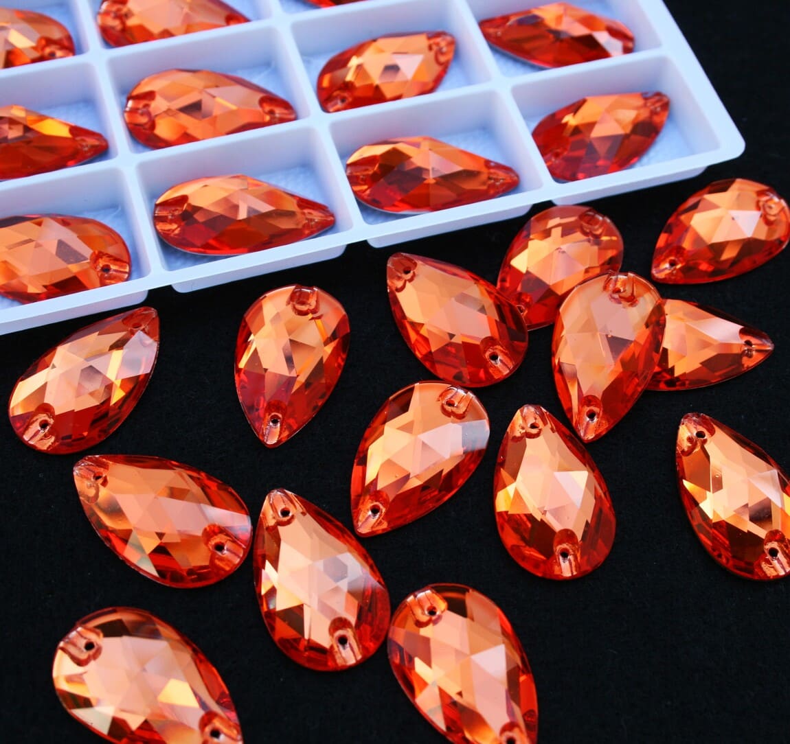 Hyacinth színű csepp alakú kristály