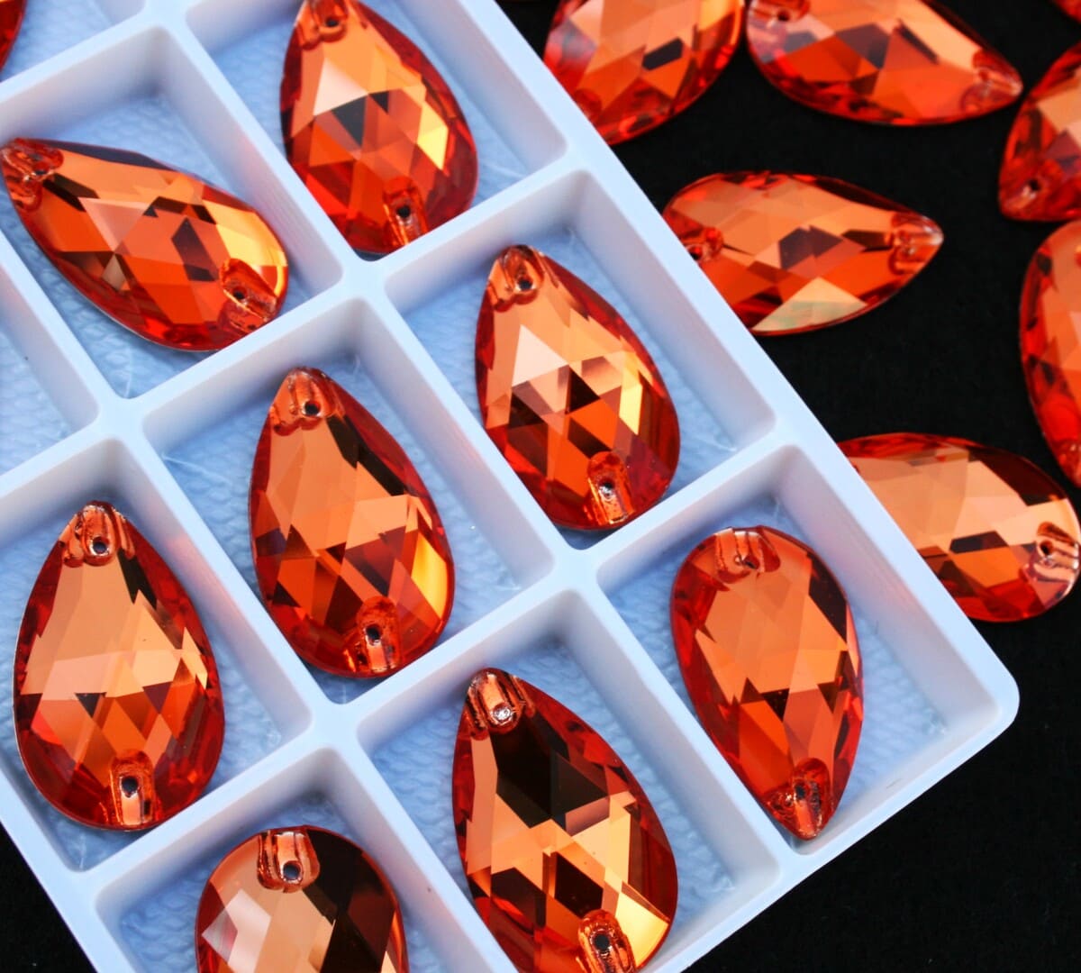 Hyacinth színű csepp alakú kristály