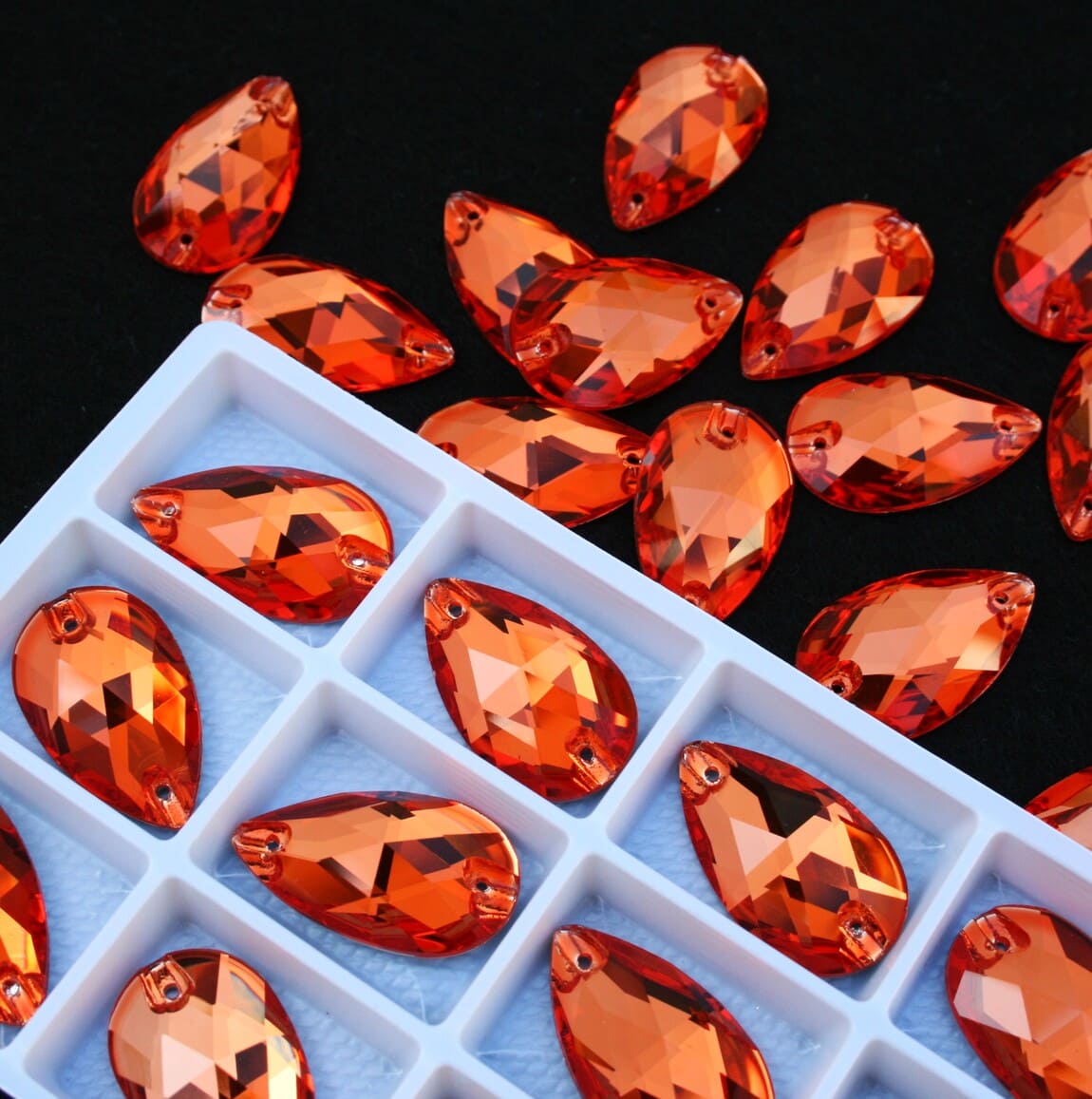 Hyacinth színű csepp alakú kristály