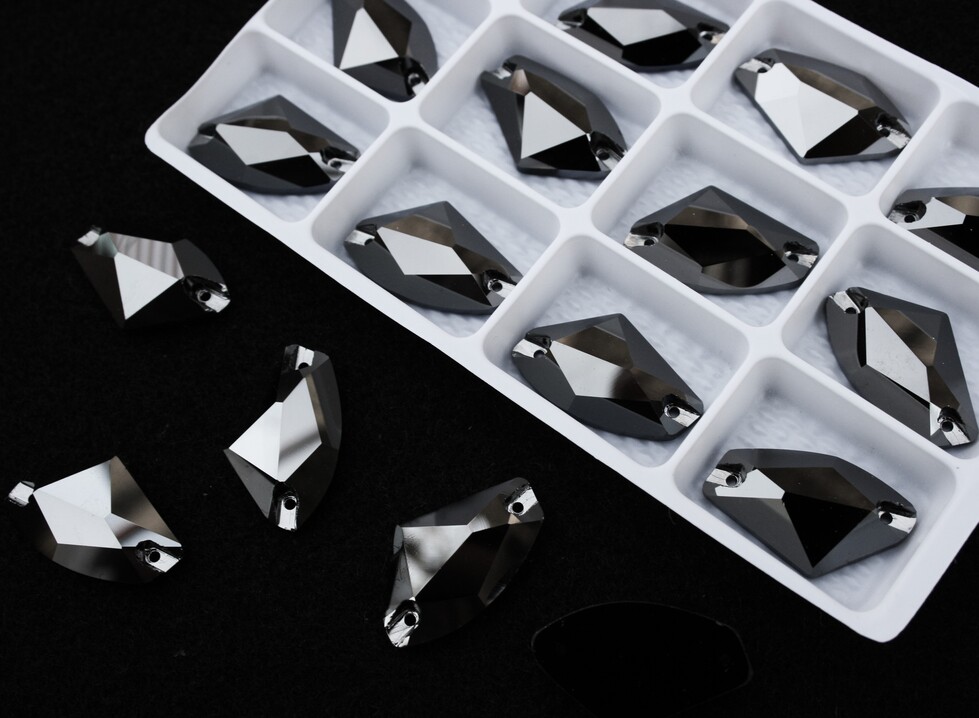 Jet Hematite színű ék alakú kristály