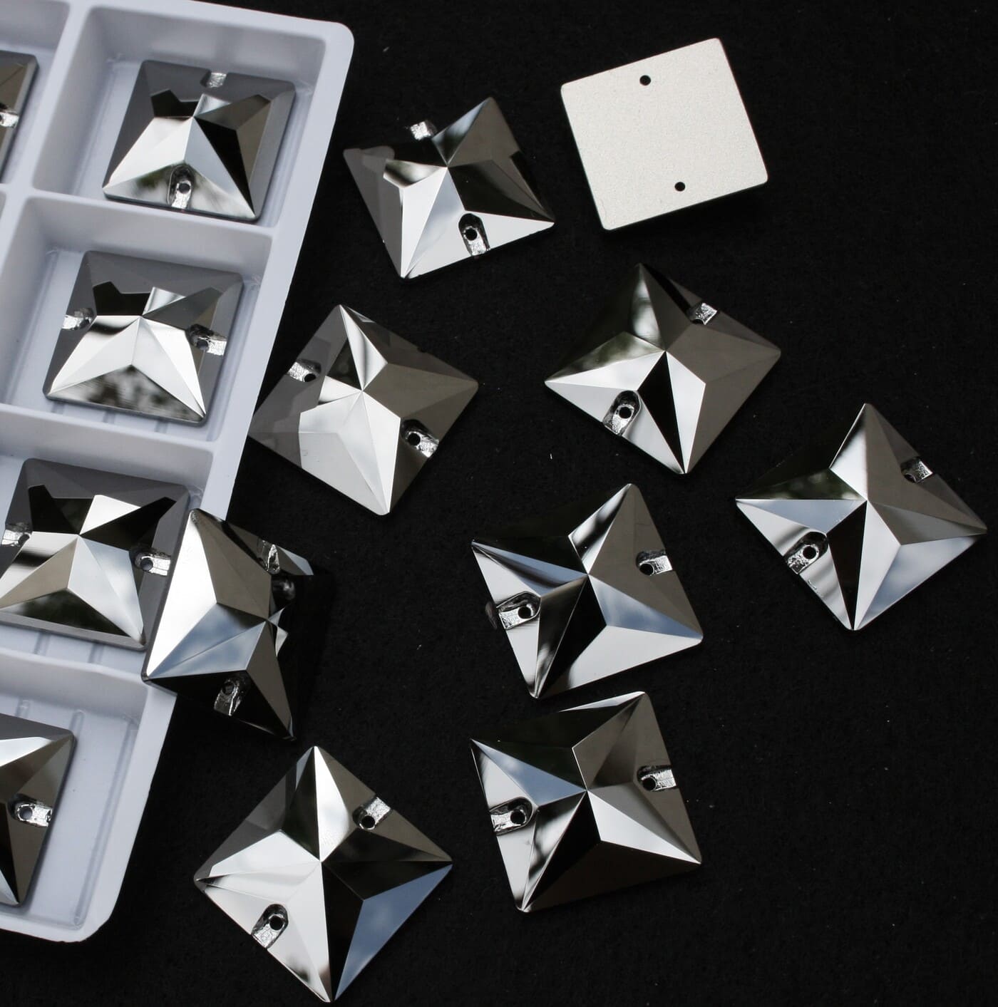 Jet Hematite színű négyzet alakú kristály