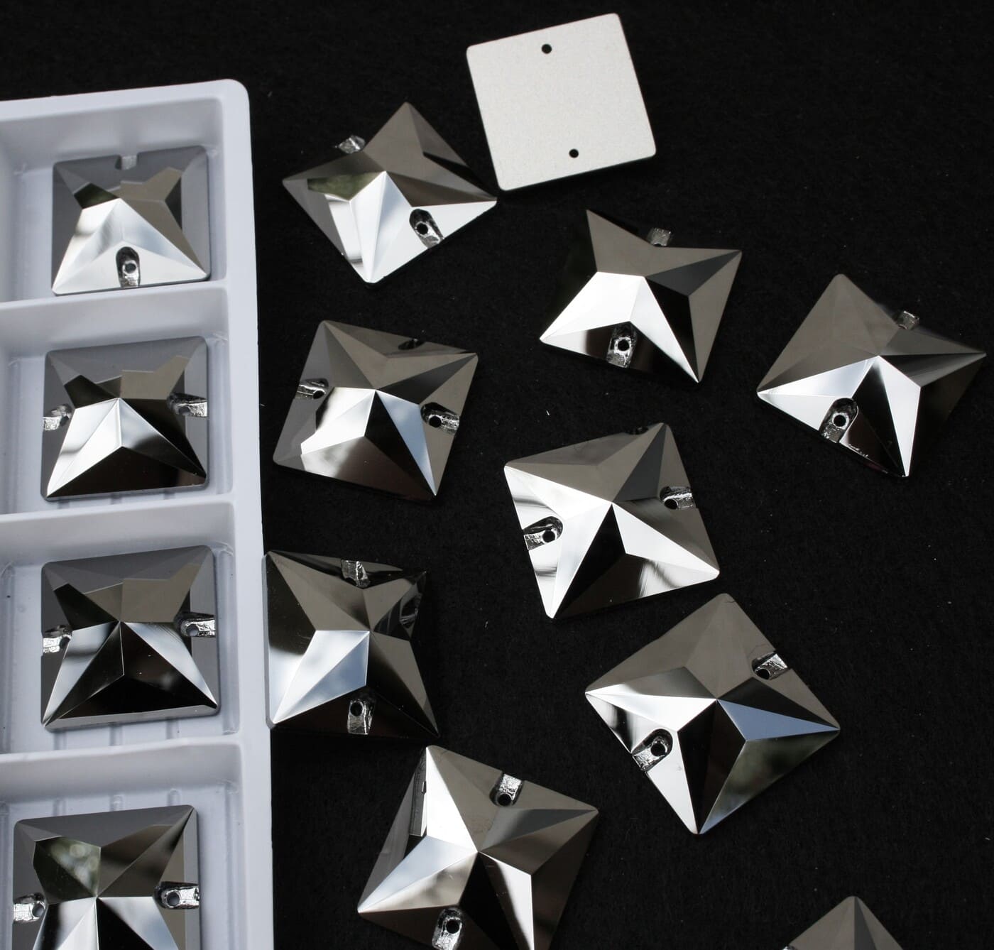 Jet Hematite színű négyzet alakú kristály