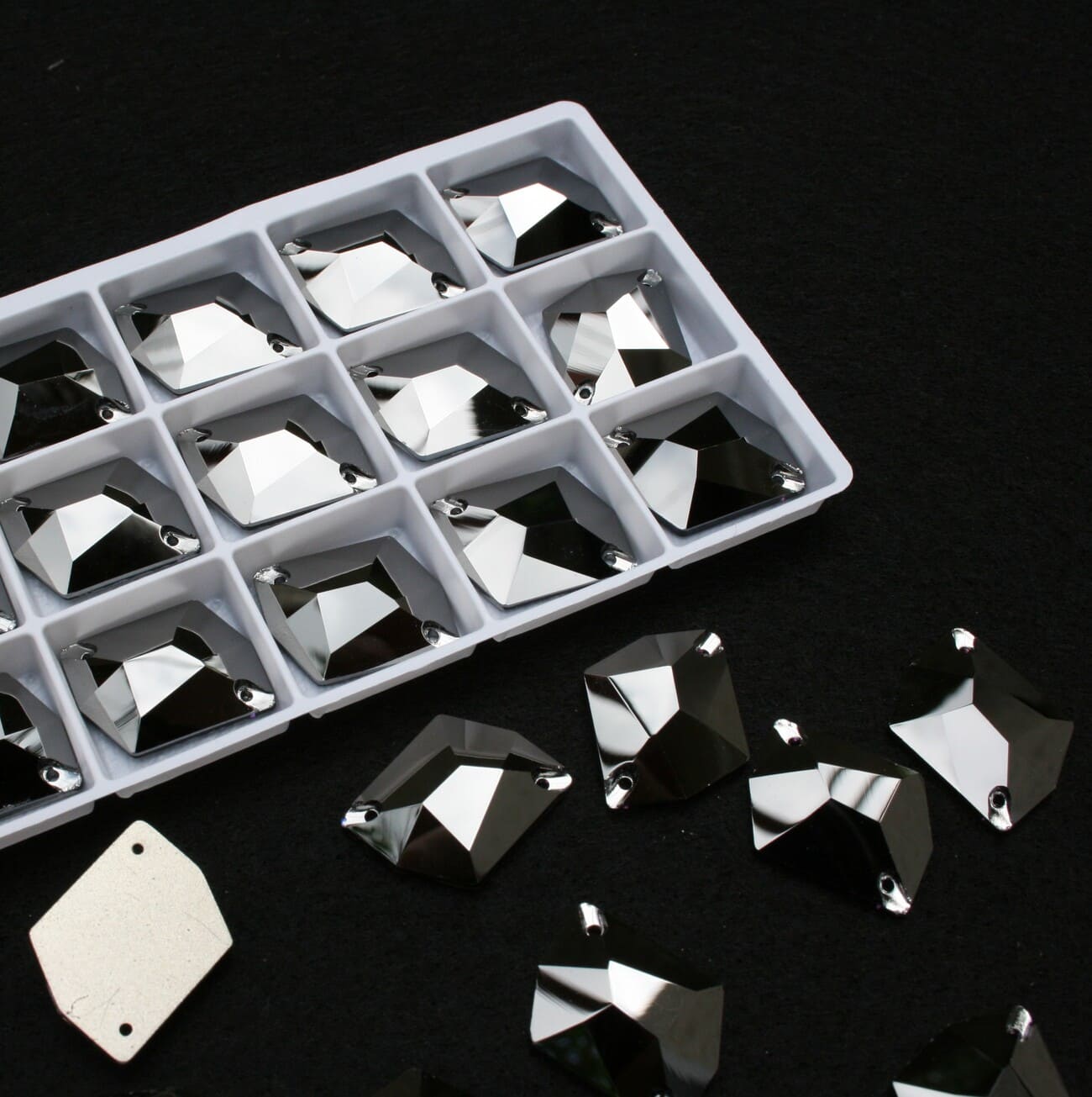 Jet Hematite színű tört rombusz alakú kristály