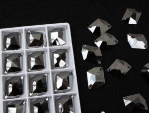 Jet Hematite színű tört rombusz alakú kristály