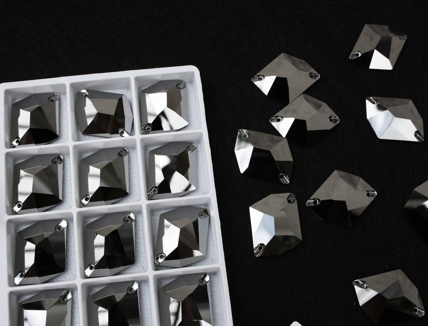 Jet Hematite színű tört rombusz alakú kristály