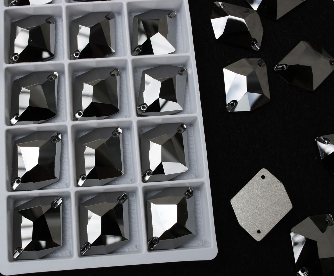 Jet Hematite színű tört rombusz alakú kristály - Kristály Kuckó Jet Hematite színű tört rombusz alakú kristály