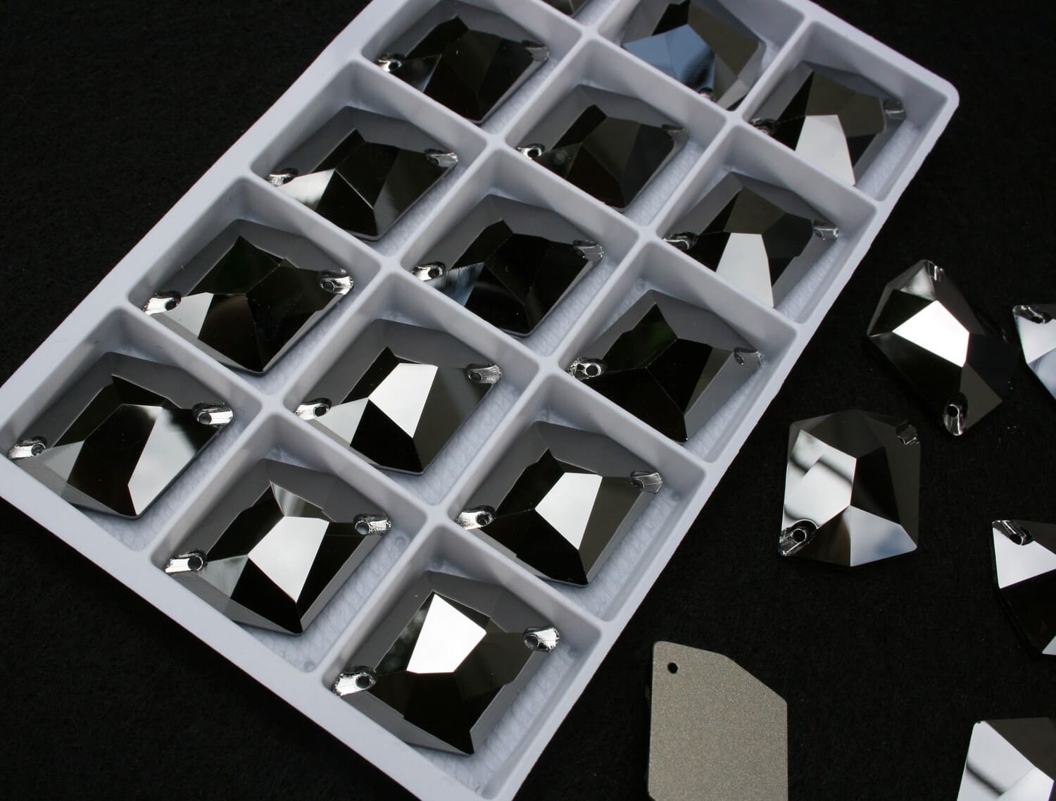 Jet Hematite színű tört rombusz alakú kristály