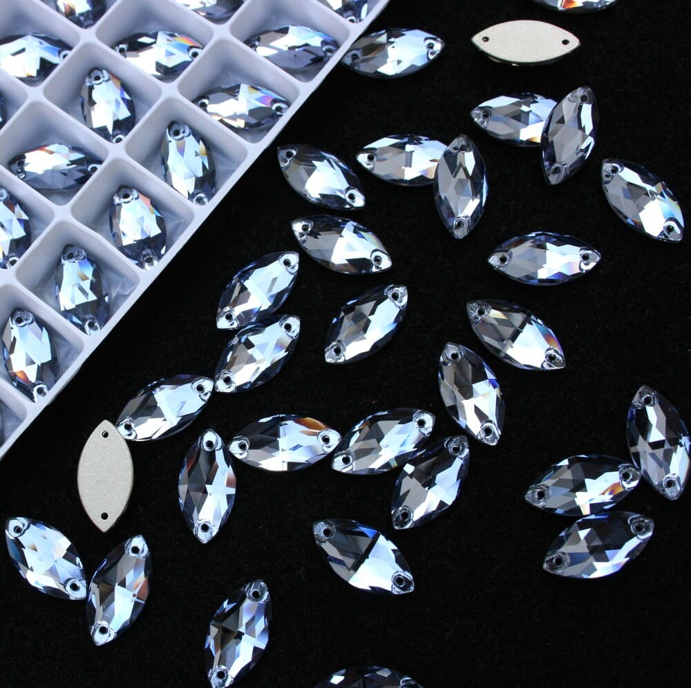 Light Sapphire színű zabszem alakú kristály