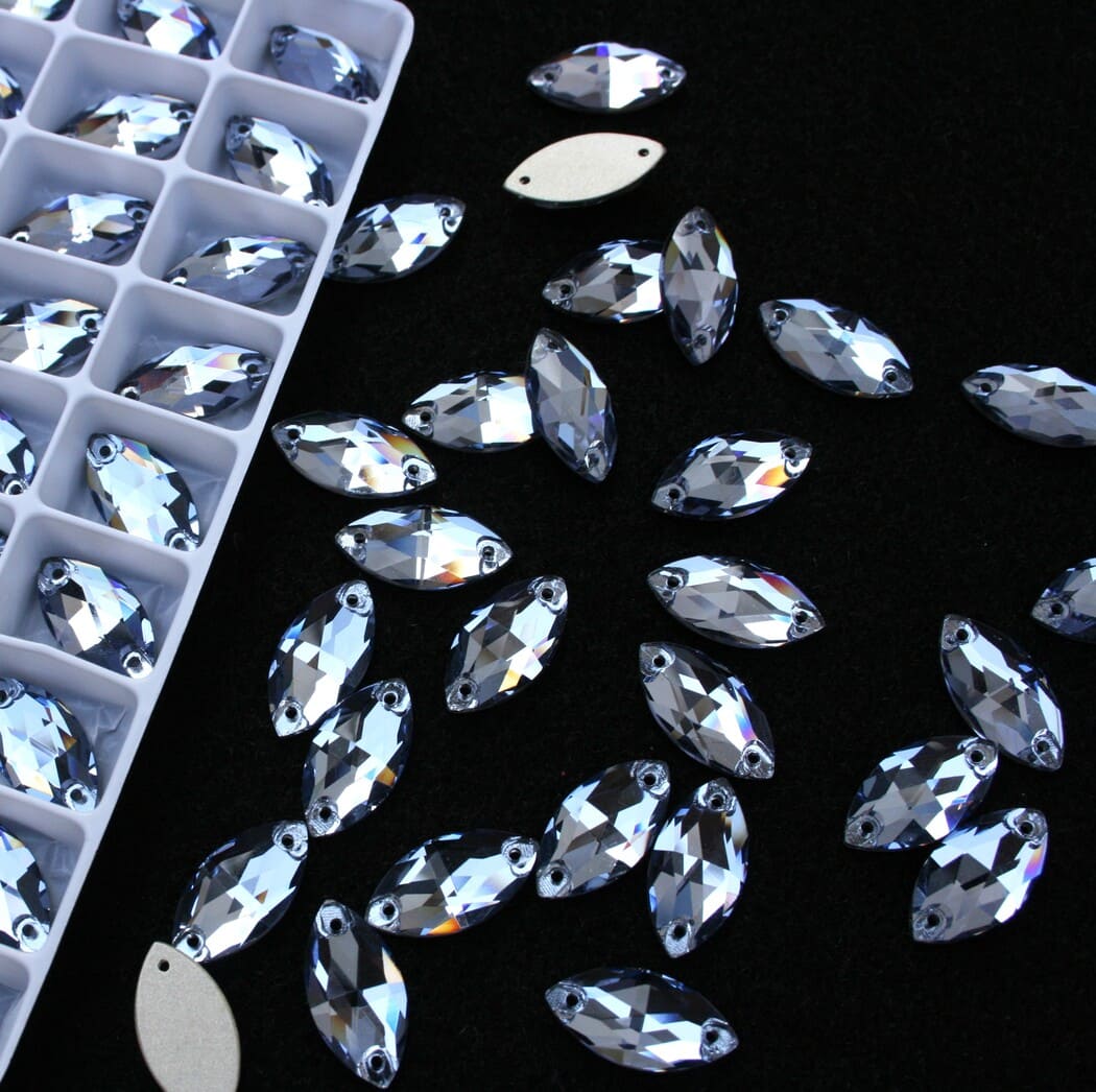 Light Sapphire színű zabszem alakú kristály