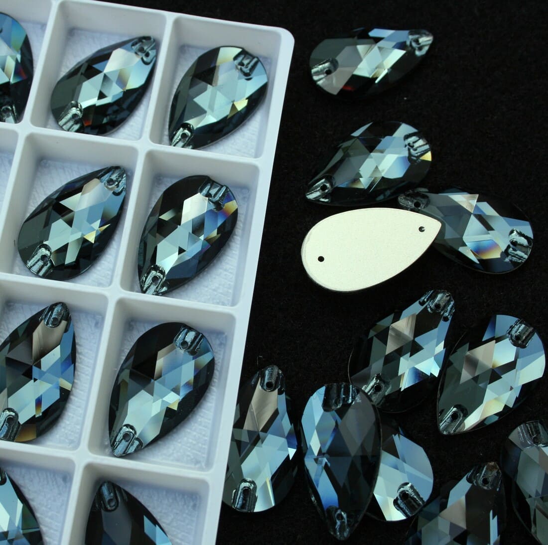 Montana színű csepp alakú kristály