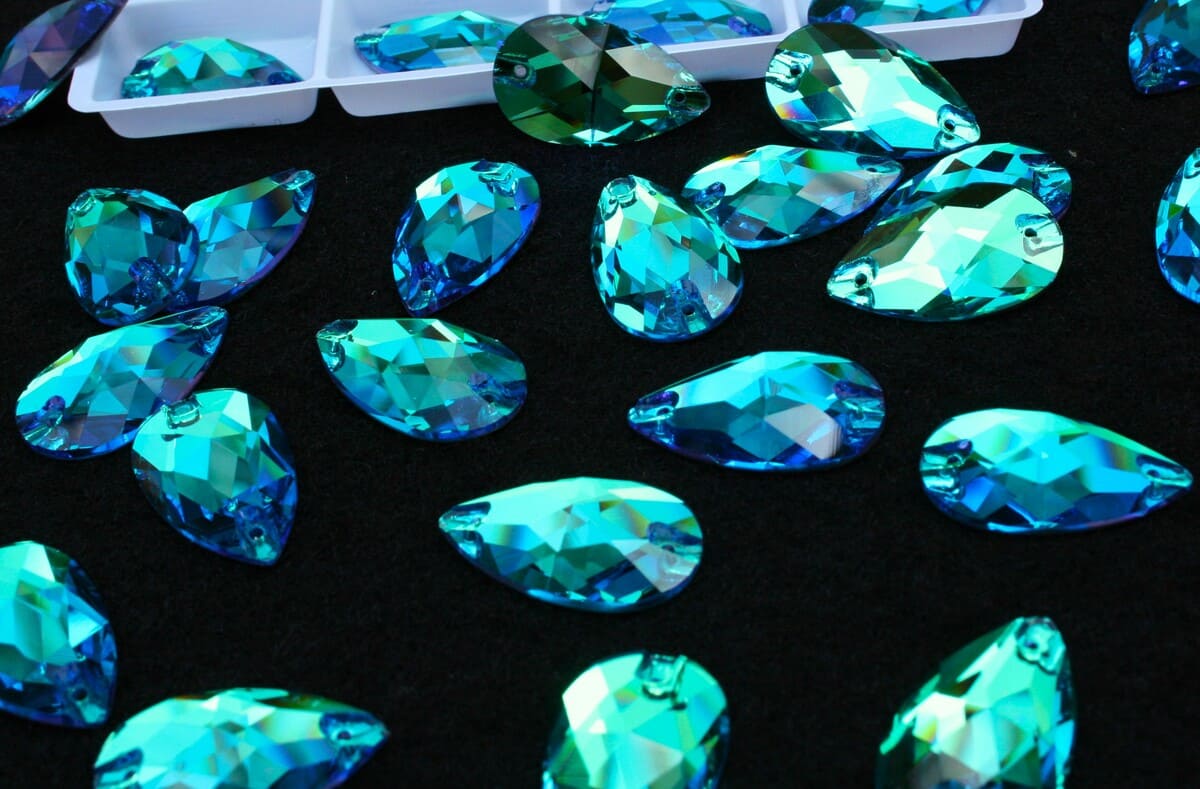 Peridot színű csepp alakú kristály