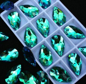 Peridot színű csepp alakú kristály