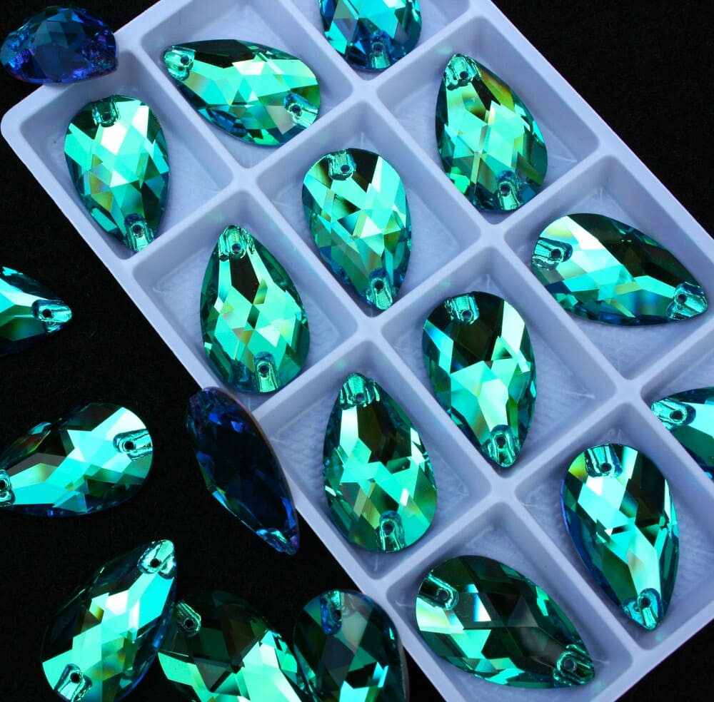 Peridot színű csepp alakú kristály