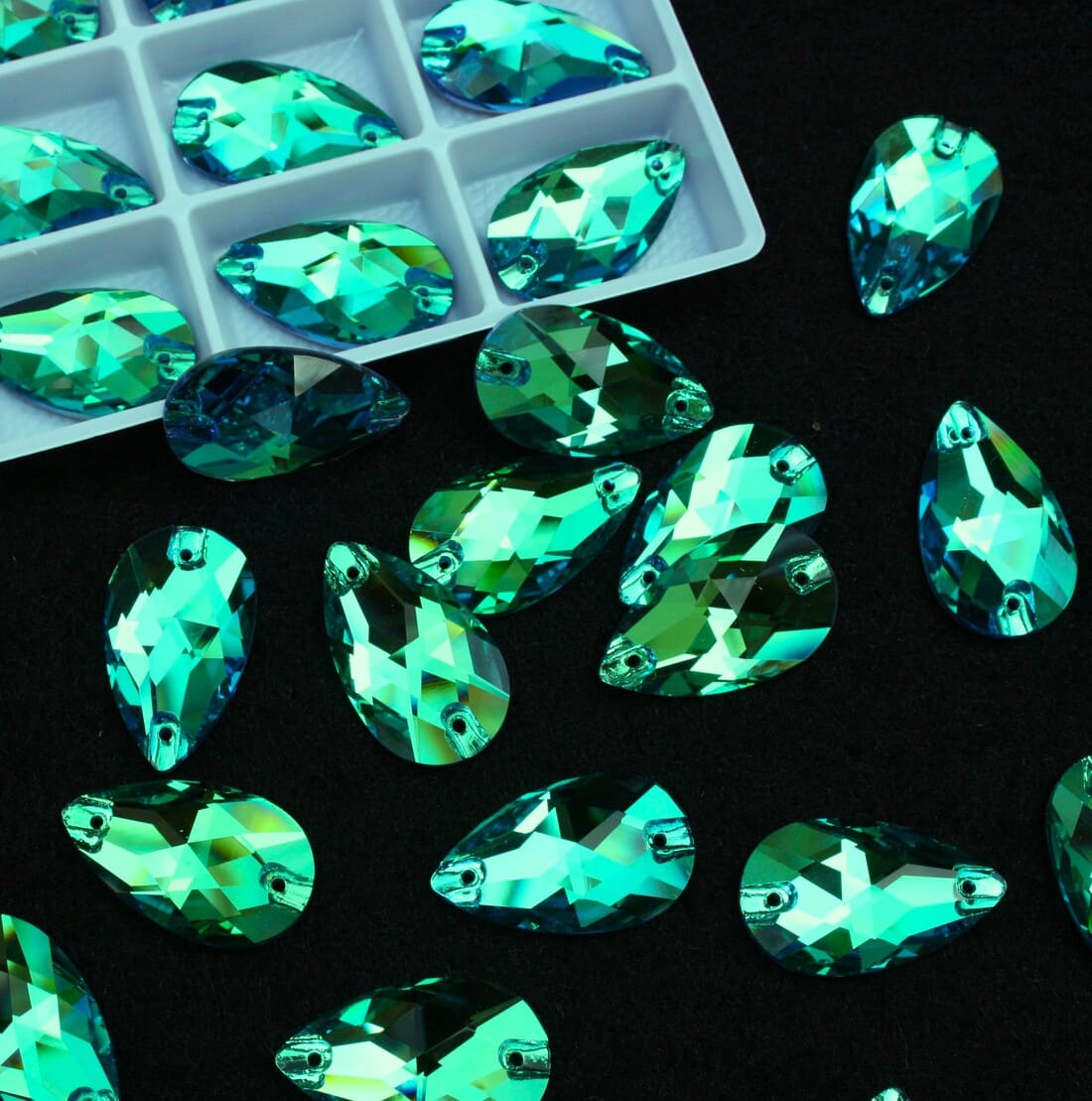 Peridot színű csepp alakú kristály