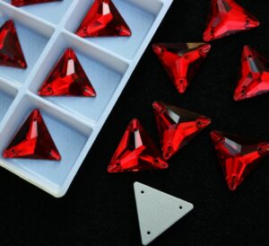 Light Siam színű háromszög alakú kristály